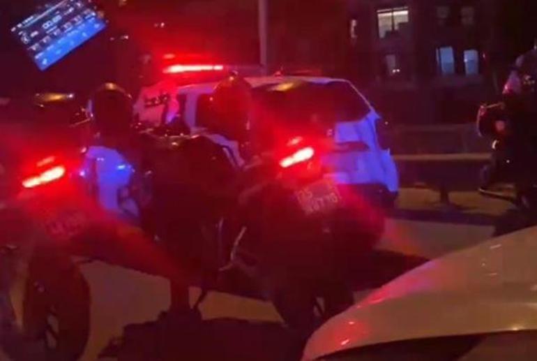 'Dur' ihtarına uymayan otomobili takibe alan motosikletli 2 polis, bariyere çarpıp yaralandı