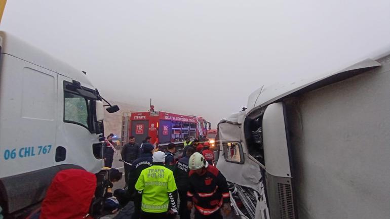 Devrilen yolcu otobüsüne kamyon çarptı: 4 ölü, 36 yaralı