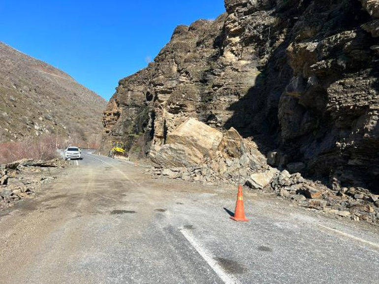 Hakkari-Çukurca kara yolunda heyelan