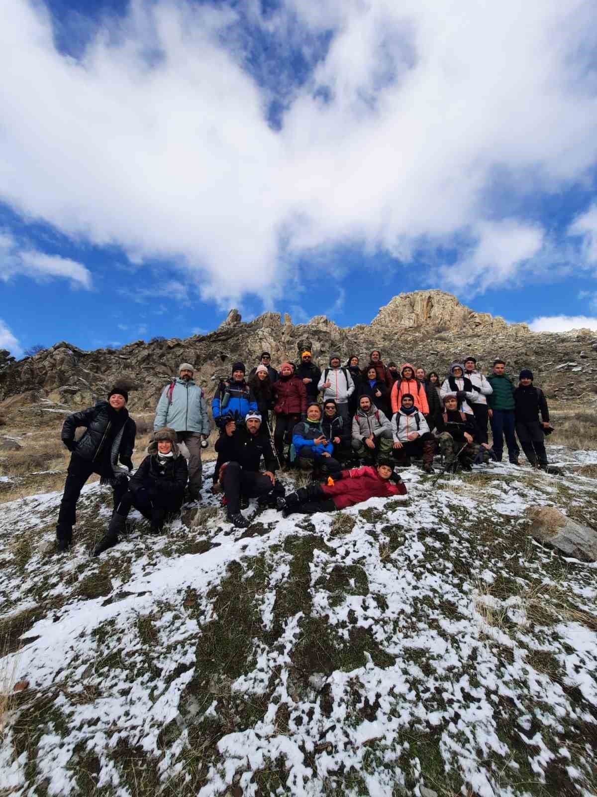 40 kişilik ekip Gönül Dağı’nın zirvesine tırmanarak dev Türk bayrağı açtı