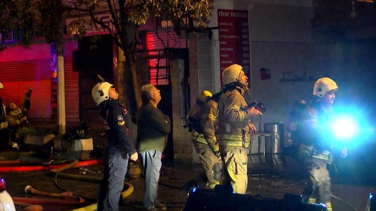 Kağıthane'de yangın bitişiğindeki binalara sıçradı; mahsur kalan 4 kişi kurtarıldı