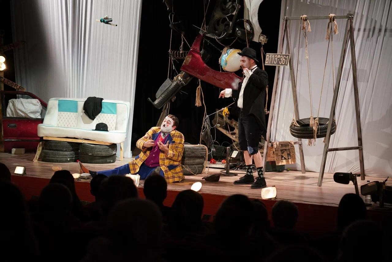 Eskişehir Sui Generis Tiyatrosu, ‘Dönemeç’ oyununu Erdemli’de sahneledi