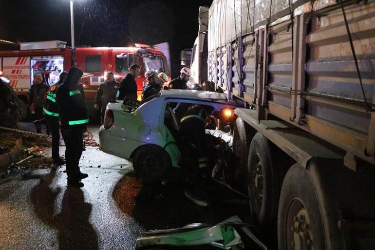 Şanlıurfa'da, TIR'ın altına giren otomobilde ölen 3 genç, toprağa verildi