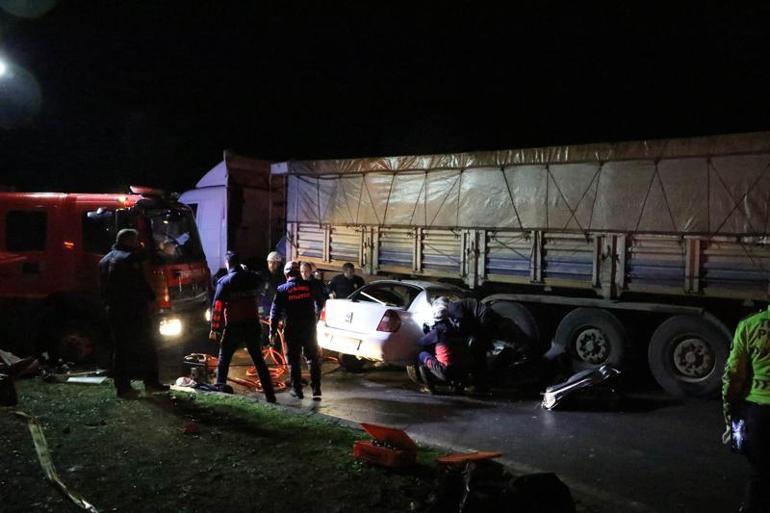 Şanlıurfa'da, TIR'ın altına giren otomobilde ölen 3 genç, toprağa verildi