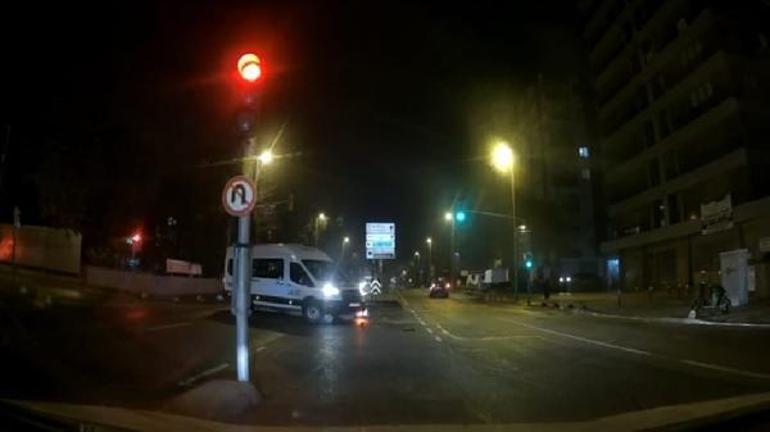 Kadıköy'de 'hatalı dönüş' kazası kamerada