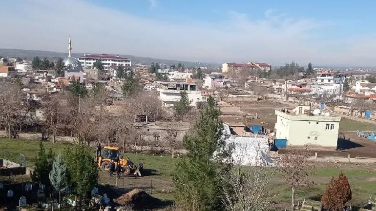 Diyarbakır'da 'tel örgü' kavgası; ağabeyi ile 2 yeğenini vurdu