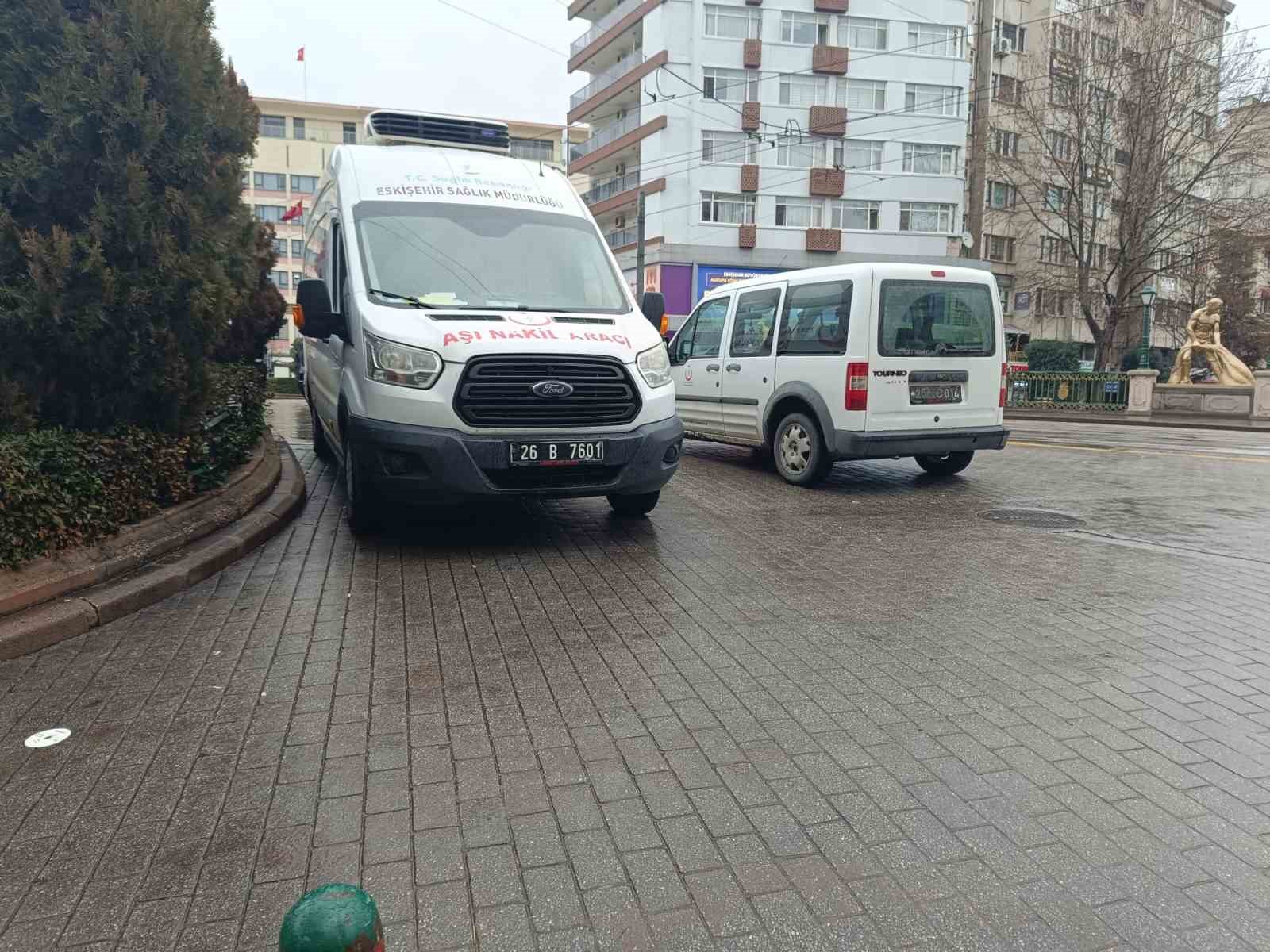 Boş olması gereken alana sürücüler araçlarını park ediyor