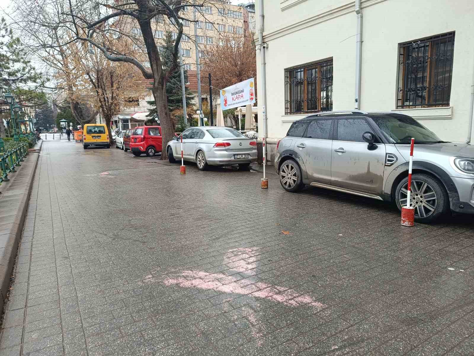 Boş olması gereken alana sürücüler araçlarını park ediyor