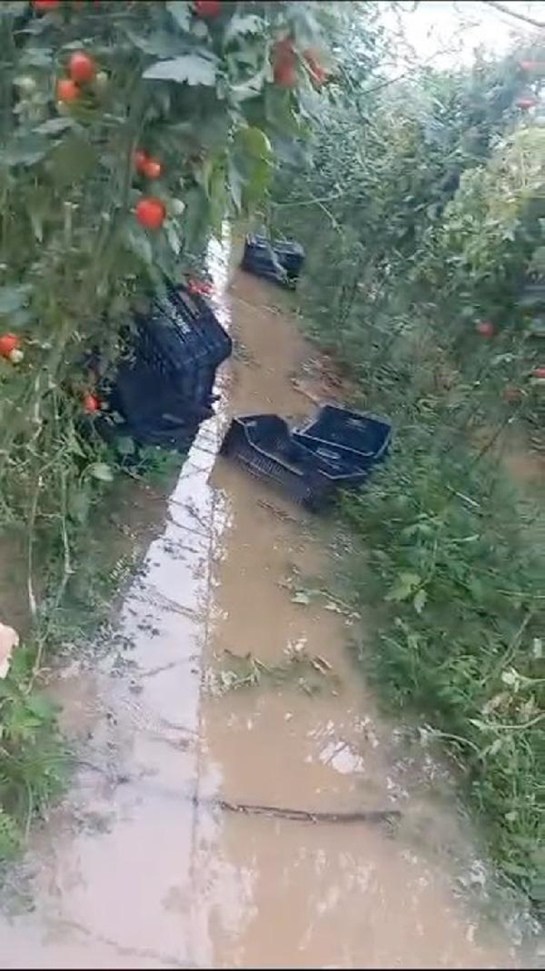 Antalya'da şiddetli yağış su baskınlarına neden oldu