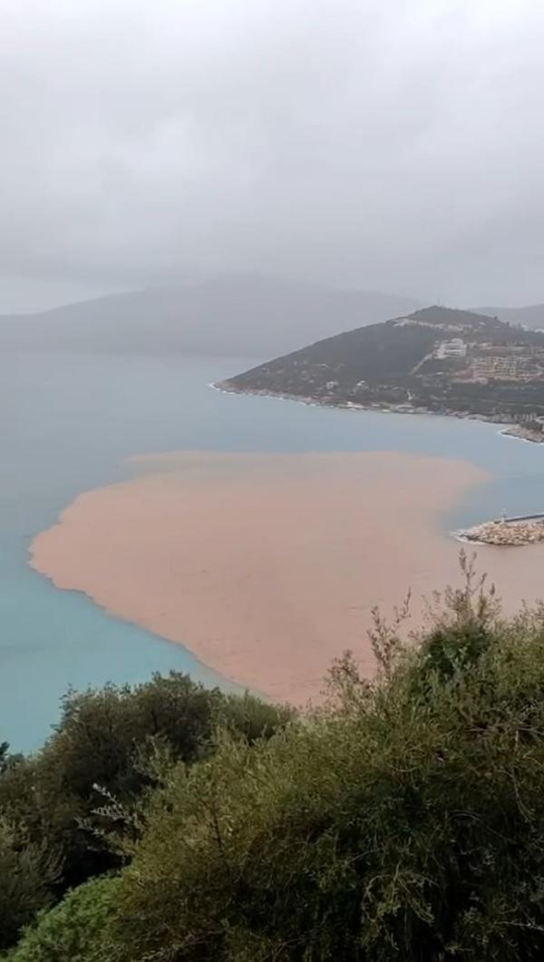 Antalya'da şiddetli yağış su baskınlarına neden oldu
