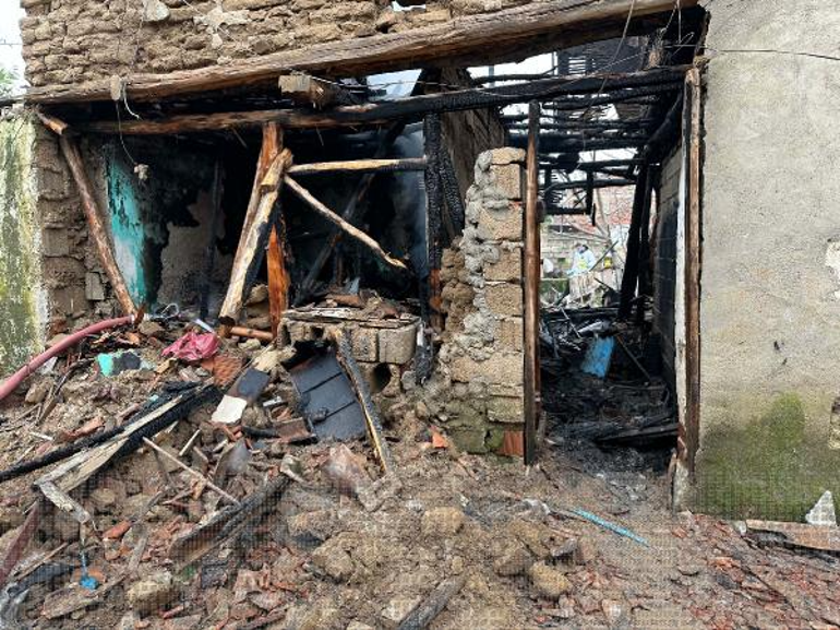 Ödemiş'te ev yangını; 19 yaşındaki Emre öldü