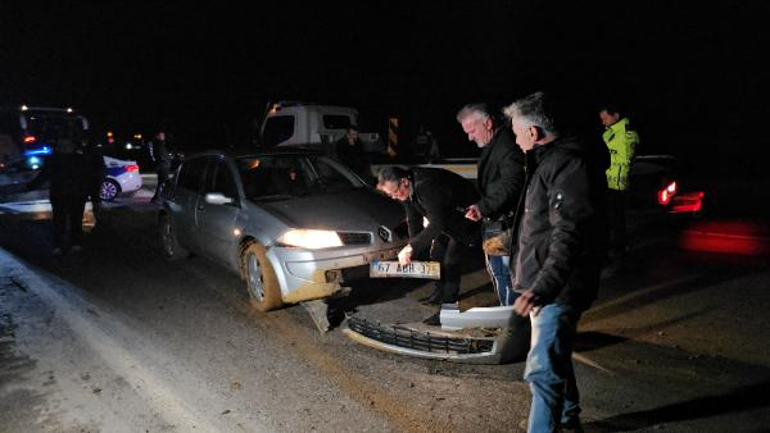Zonguldak'ta dev kayalar yola düştü, otomobil hasar gördü