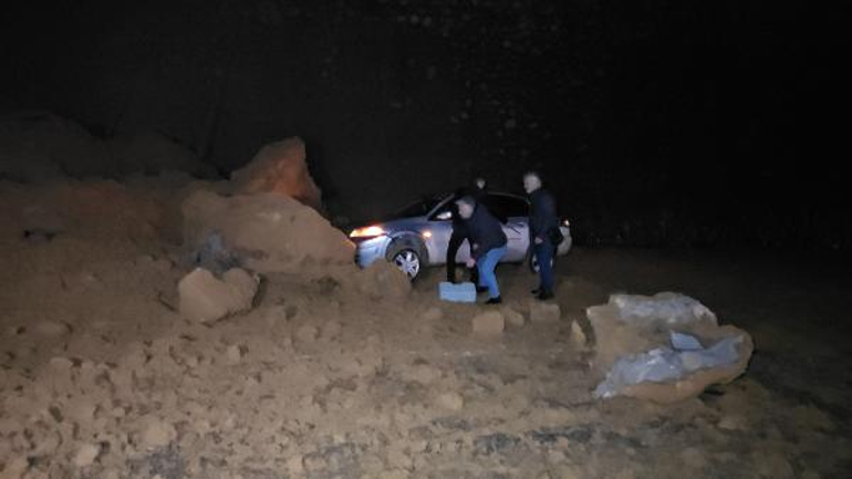 Zonguldak'ta dev kayalar yola düştü, otomobil hasar gördü