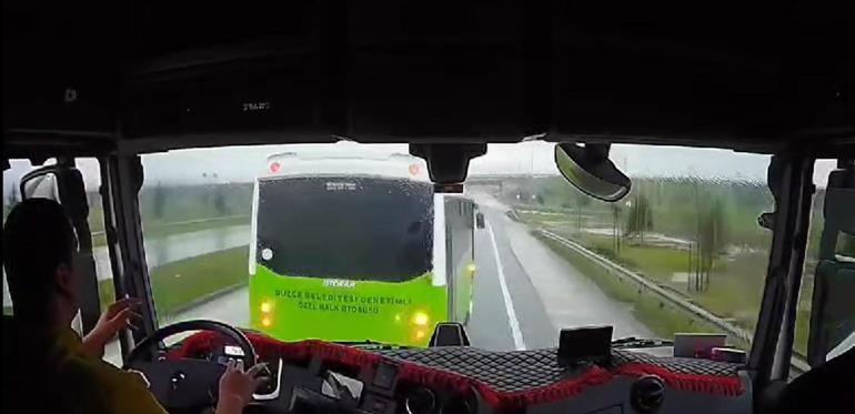 Yolcu minibüsü sürücüsünün trafikteki tehlikeli anları kamerada