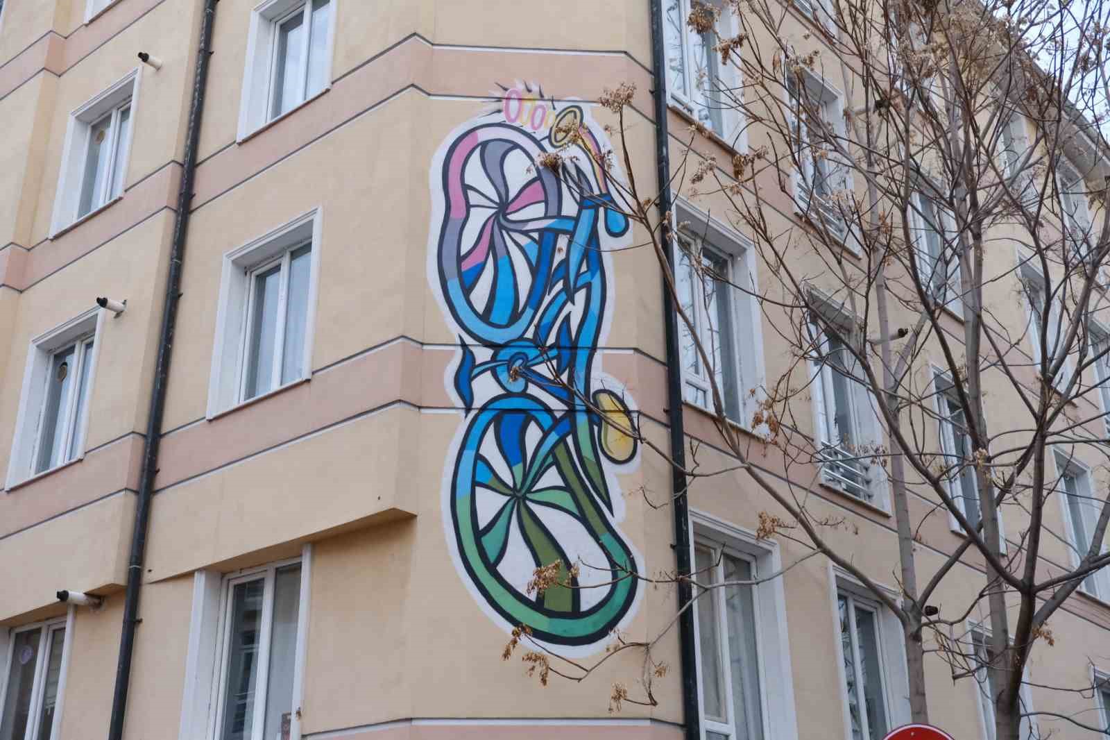 Eskişehir’de duvarlara çizilen grafitiler vatandaşın ilgisini çekiyor