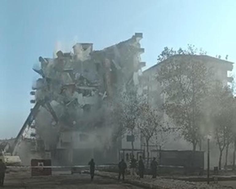 Diyarbakır’da ağır hasarlı bina, yıkım sırasında çöktü