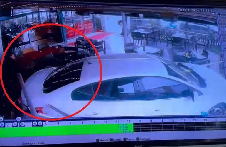 Geri manevra yapan sürücünün otomobili kafenin bahçesine daldı: 1’i öğrenci, 3 yaralı