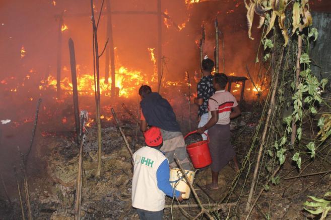 Bangladeş’teki mülteci kampında yangın: 7 bine yakın kişi evsiz kaldı