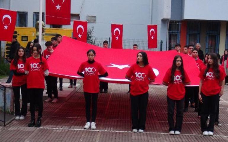 Mersin'deki okullarda şehitler için saygı duruşu