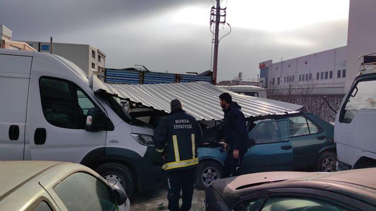 Lodos saç çatıyı yediemin otoparkına uçurdu; 3 araç zarar gördü