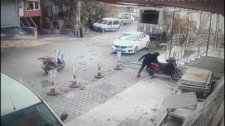 Ataşehir'de motosikletle gelip kaskı çaldı; o anlar kamerada