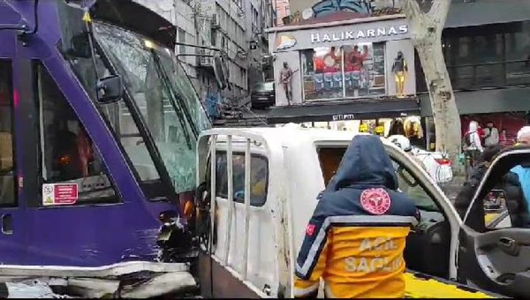 Karaköy'de tramvay kamyonete çarptı: 1 yaralı