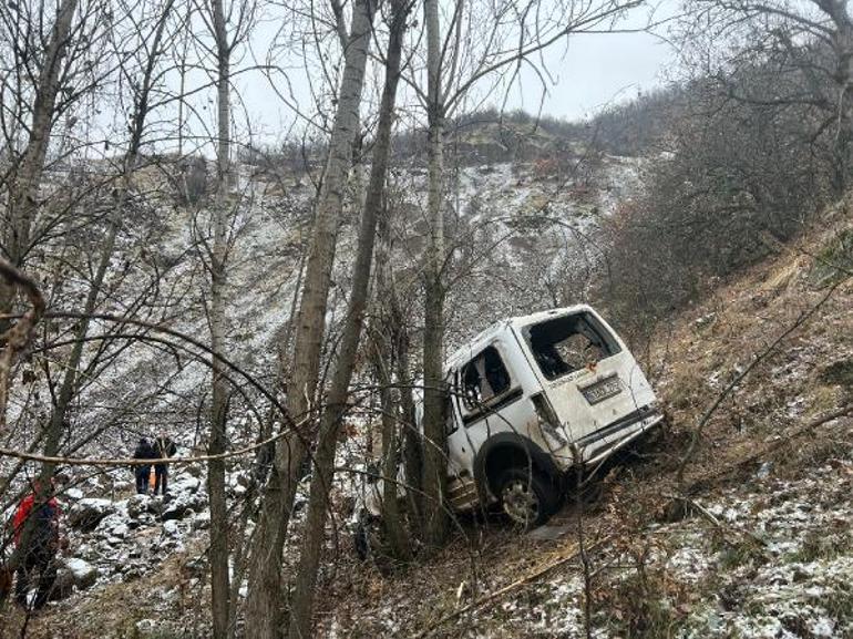 Otomobil, şarampole yuvarlandı; sürücü ağır yaralı, eşi öldü