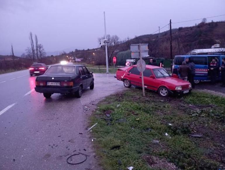 Bursa'da 2 otomobil çarpıştı; 1 sürücü yaralı