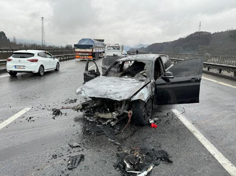 Çarpışan 2 otomobilden 1'i yandı, sürücü aracından çıkarak kurtuldu