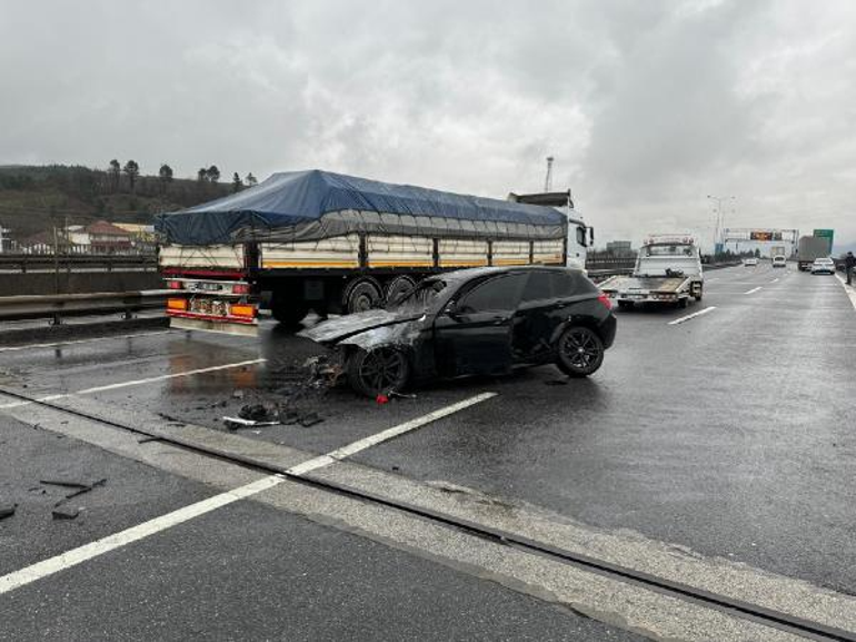 Çarpışan 2 otomobilden 1'i yandı, sürücü aracından çıkarak kurtuldu