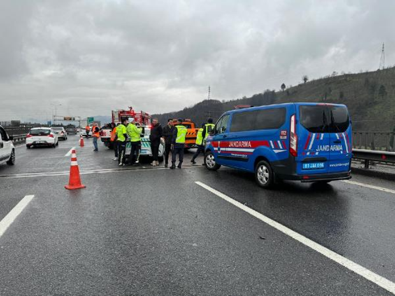 Çarpışan 2 otomobilden 1'i yandı, sürücü aracından çıkarak kurtuldu