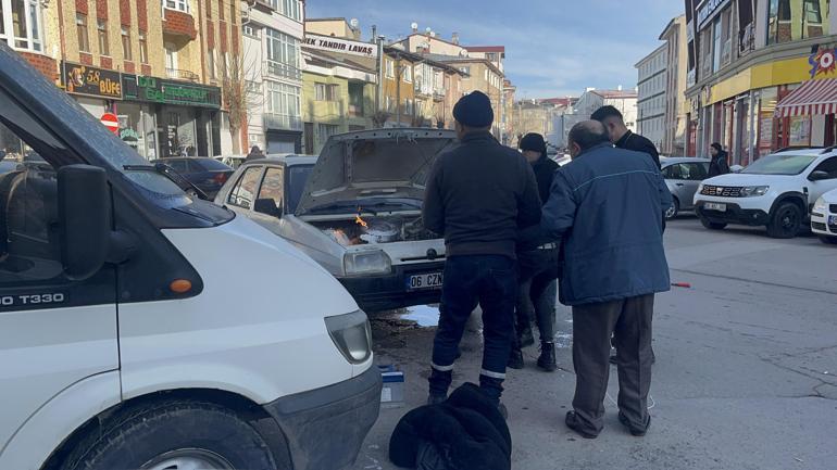 Otomobil alev aldı, sahibi montuyla söndürmeye çalıştı