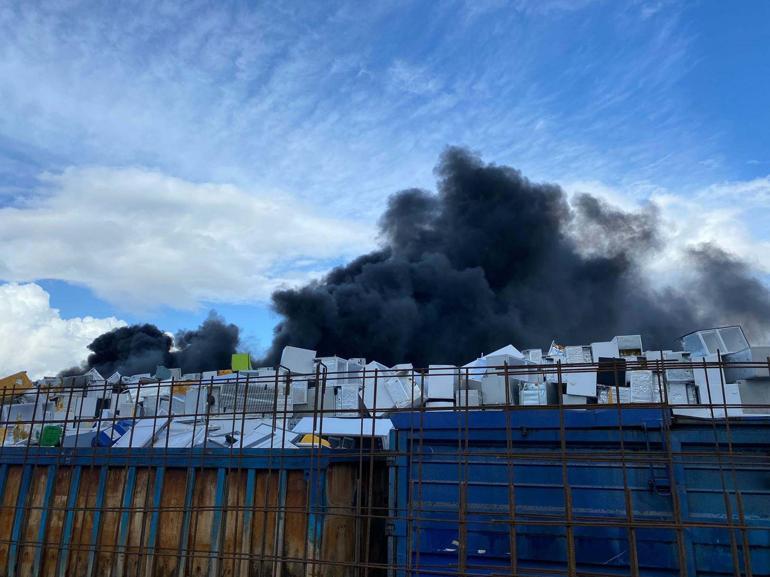 Manisa'da ikinci kez yangın çıkan geri dönüşüm tesisi mühürlendi