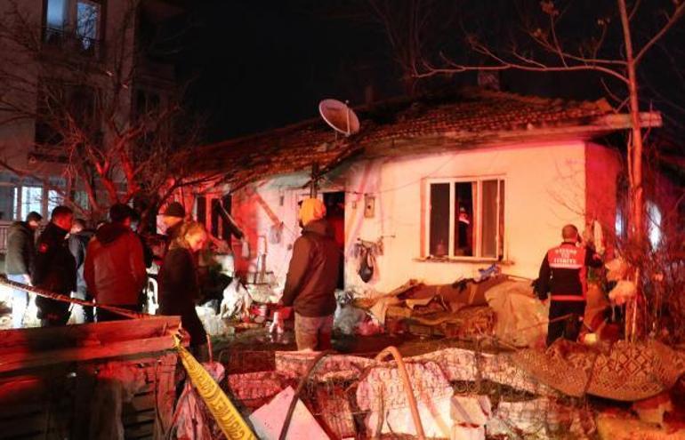 Evdeki yangında oğul öldü, anneyi komşular kurtardı