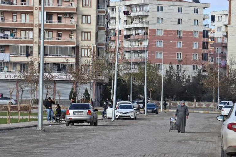 Kaldırımdaki 5 direk, genişletilen yolda kaldı