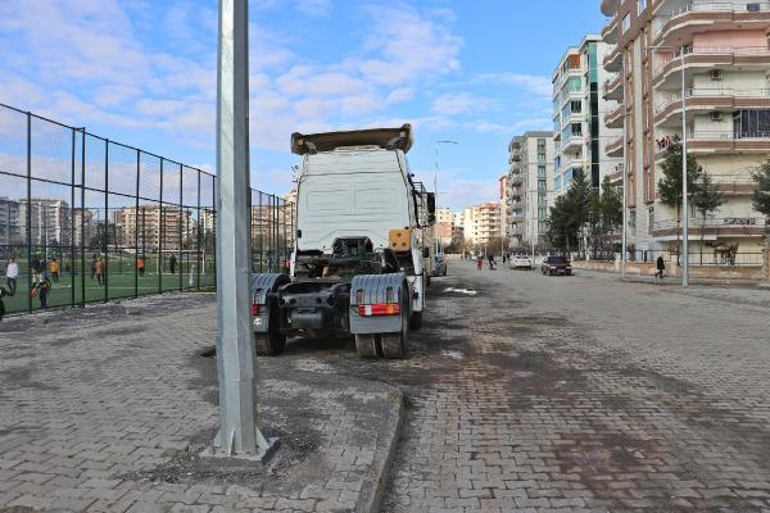 Kaldırımdaki 5 direk, genişletilen yolda kaldı