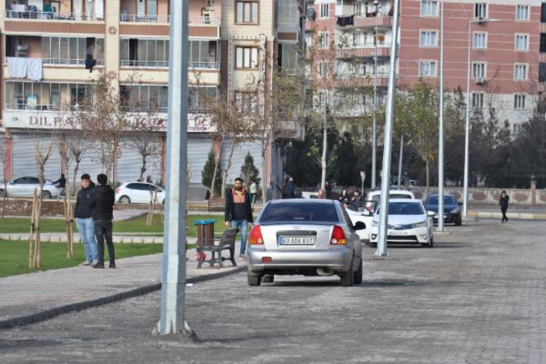 Kaldırımdaki 5 direk, genişletilen yolda kaldı