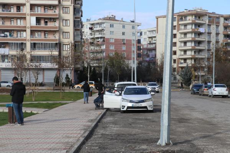 Kaldırımdaki 5 direk, genişletilen yolda kaldı