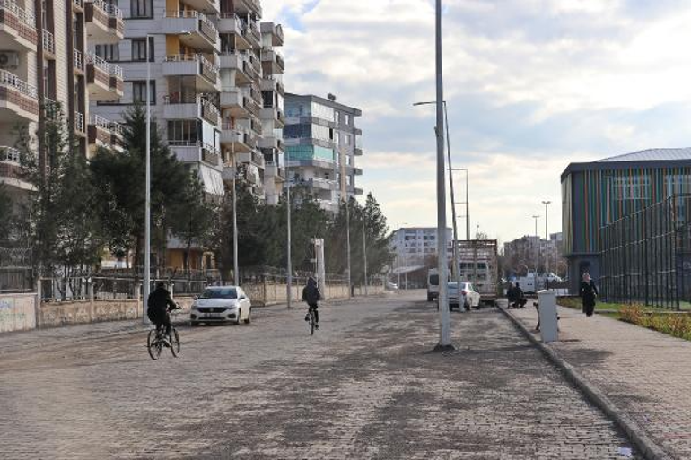 Kaldırımdaki 5 direk, genişletilen yolda kaldı