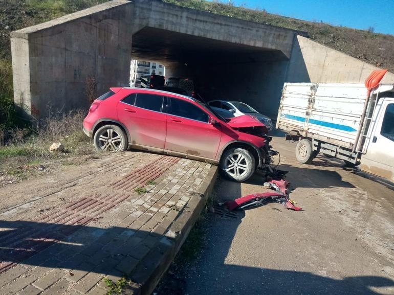 Özel halk otobüsüyle çarpışan otomobilin sürücü yaralandı