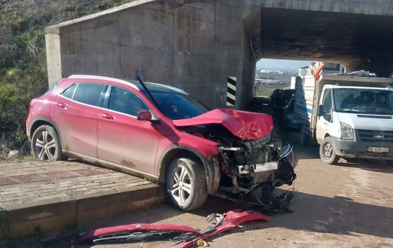 Özel halk otobüsüyle çarpışan otomobilin sürücü yaralandı