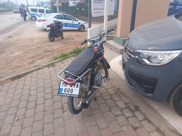 Otomobilin altına giren motosikletli ağır yaralandı; kaza kamerada