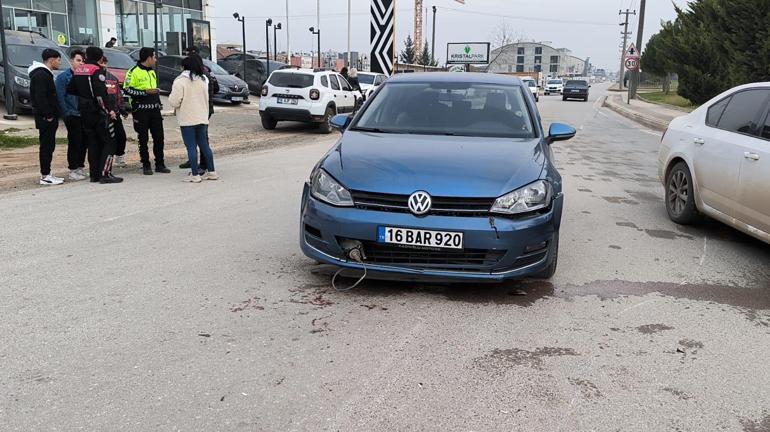 Otomobilin altına giren motosikletli ağır yaralandı; kaza kamerada