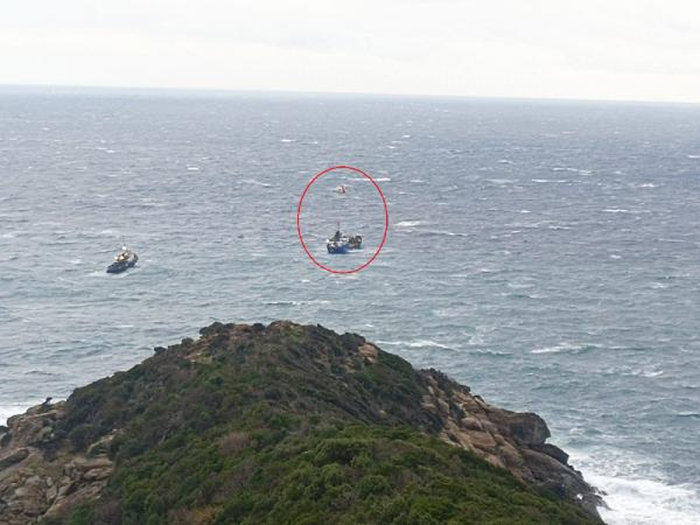 Motor arızası nedeniyle sürüklenen geminin mürettebatı helikopterle kurtarıldı