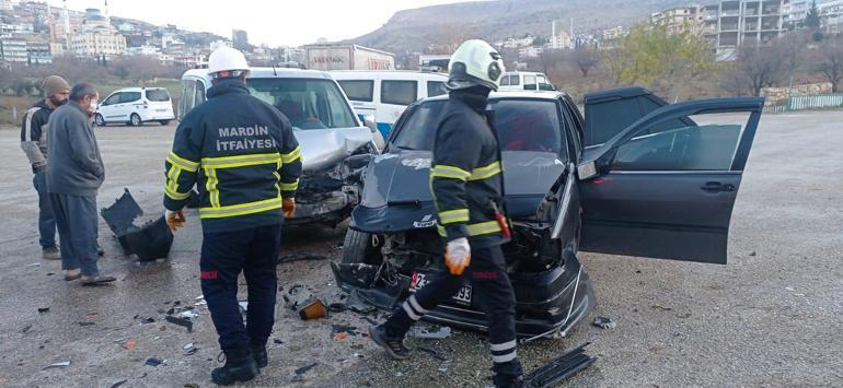 Mardin'de otomobil ile hafif ticari araç çarpıştı; 4 yaralı