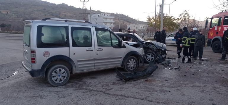 Mardin'de otomobil ile hafif ticari araç çarpıştı; 4 yaralı