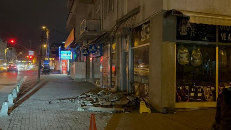 Ataşehir'de binanın balkonu çöktü