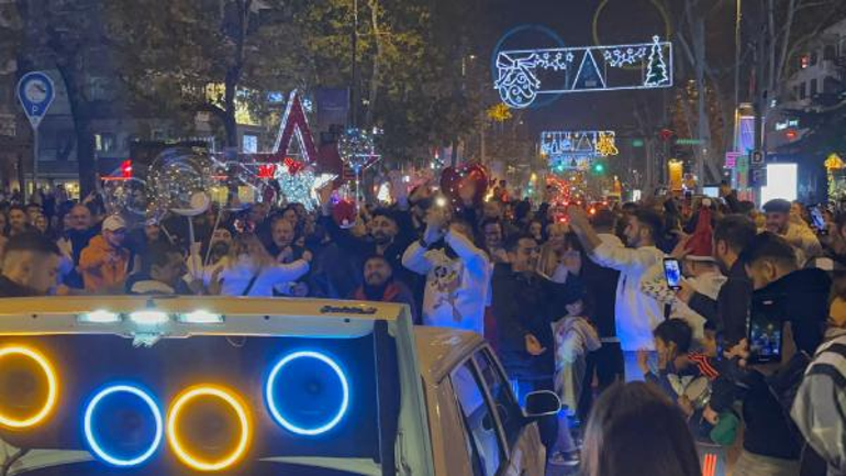Kadıköy'de toplanan vatandaşlar yeni yıla böyle girdi