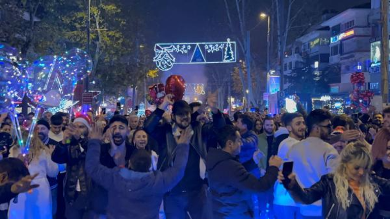 Kadıköy'de toplanan vatandaşlar yeni yıla böyle girdi