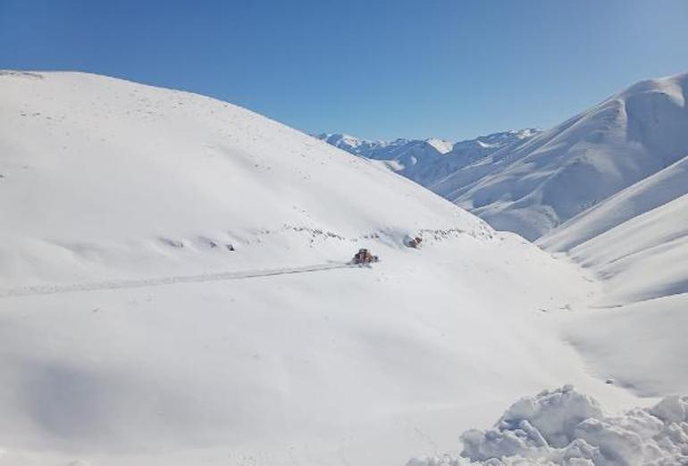 Hakkari'de kardan kapanan yollar ulaşıma açıldı